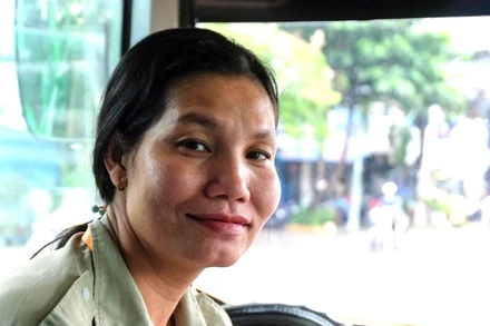 Chị Lê Thị Hồng Hạnh (41 tuổi), tài xế thuộc Hợp tác xã vận tải Thanh Sơn đã gắn bó gần 20 năm với nghề. (Ảnh: QUÝ HIỀN)