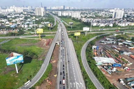Cao tốc Thành phố Hồ Chí Minh-Long Thành-Dầu Giây thường xuyên kẹt xe vào những dịp cao điểm nên cần "mở lối" giao thông bằng hệ thống đường sắt đô thị kết nối Thành phố Hồ Chí Minh đi sân bay Long Thành. (Ảnh: QUÝ HIỀN)