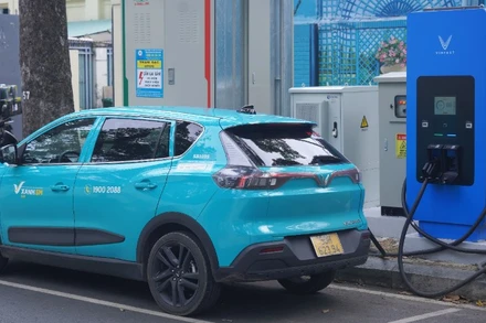 Một trạm sạc điện cho xe ô-tô ở Trung tâm thành phố. (Ảnh: THẾ ANH)