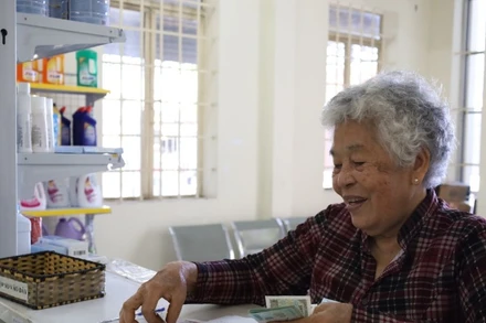 Chi trả chế độ trợ cấp cho người cao tuổi. (Ảnh: QUÝ HIỀN)