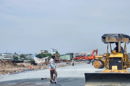 Thi công một gói thầu thuộc Dự án cải tạo kênh Tham Lương-Bến Cát- Rạch Nước lên do Ban Quản lý dự án đầu tư xây dựng hạ tầng đô thị Thành phố Hồ Chí Minh làm chủ đầu tư (Ảnh: THẾ ANH)