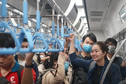 Hành khách đi Metro ngày 2/9 được miễn vé 100%. (Ảnh: THẾ ANH)