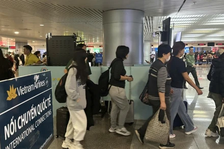 Hành khách nhập cảnh khu vực nhà ga quốc tế sân bay Tân Sơn Nhất (Ảnh: QUÝ HIỀN)