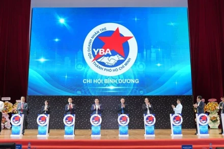 Các đại biểu thực hiện nghi thức ra mắt Chi hội Bình Dương.