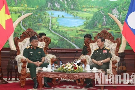 Thứ trưởng Quốc phòng Nguyễn Văn Hiền chào xã giao Bộ trưởng Quốc phòng Lào. (Ảnh: HẢI TIẾN)