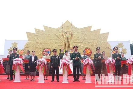 Các đại biểu cắt băng khánh thành và bàn giao dự án. (Ảnh: Hải Tiến)