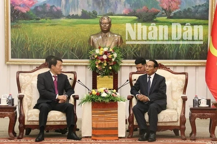 Bộ trưởng Công an Lương Tam Quang chào xã giao Thường trực Ban Bí thư Đảng Nhân dân Cách mạng Lào, Phó Chủ tịch nước Cộng hòa dân chủ nhân dân Lào Bounthong Chitmany. (Ảnh: HẢI TIẾN)