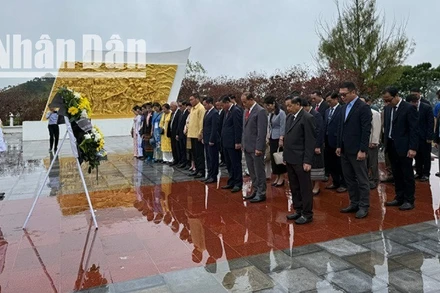 Đại sứ Việt Nam tại Lào dẫn đầu Đoàn công tác dâng hương tưởng niệm tại Đài tưởng niệm Liên minh chiến đấu Lào-Việt tỉnh Xiengkhouang. (Ảnh: Trịnh Dũng)