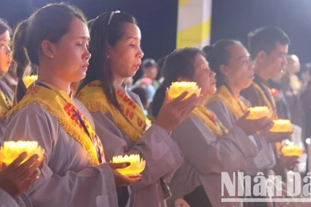 Người dân hai nước thành kính tưởng niệm tri ân các anh hùng liệt sĩ Việt Nam-Lào. (Ảnh: HẢI TIẾN)