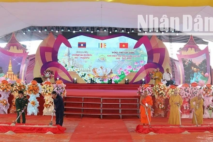 Các đại biểu thực hiện nghi thức động thổ khởi công xây dựng Khu Điện thờ các anh hùng liệt sĩ Việt Nam-Lào. Ảnh: Hải Tiến