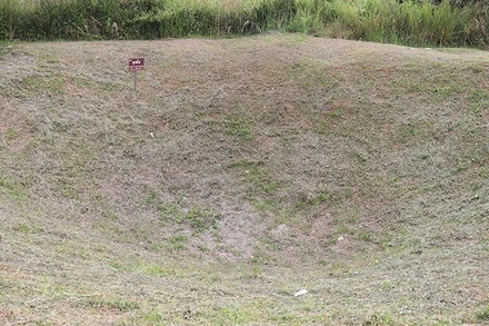 Vết tích một hố bom tại Cánh đồng Chum, tỉnh Xiengkhouang, Lào. (Ảnh: Hải Tiến)