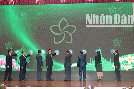 Đại tướng Lương Tam Quang cùng các đại biểu bấm nút khai trương Hệ thống sản xuất thẻ căn cước công dân Lào. (Ảnh: HẢI TIẾN)