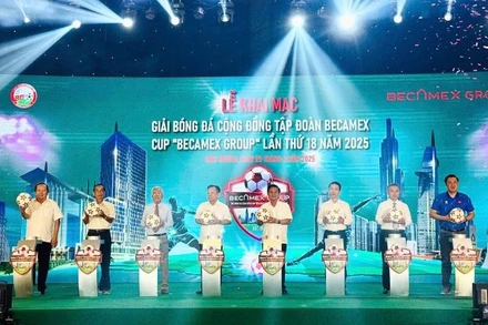 Các đại biểu thực hiện nghi thức khai mạc giải bóng đá.