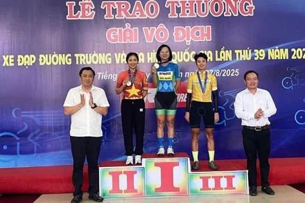 Trưởng Ban tổ chức giải Cao Văn Chóng (bên trái) và Bí thư Đảng ủy, Chủ tịch Hội đồng nhân dân xã Dầu Tiếng Nguyễn Đình Khánh trao thưởng cho các vận động viên đạt thành tích.