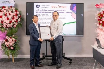 Giám đốc Trung tâm phát triển B.I.M (Tập đoàn Becamex) Nguyễn Việt Đức (bên phải) nhận Chứng nhận BSI Kitemark theo tiêu chuẩn ISO 19650 từ đại diện Tổ chức Tiêu chuẩn Anh (BSI).