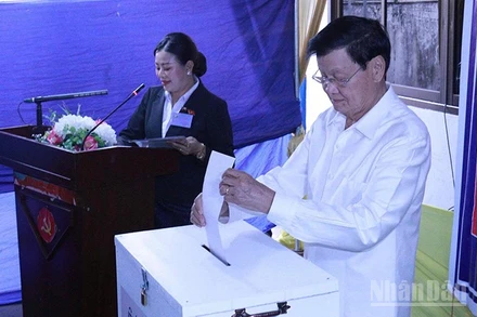 Tổng Bí thư, Chủ tịch nước Lào Thongloun Sisoulith bỏ phiếu bầu tại điểm bỏ phiếu phường Thaphalanxay, quận Sisattanac, Thủ đô Vientiane. (Ảnh: Duy Toàn)