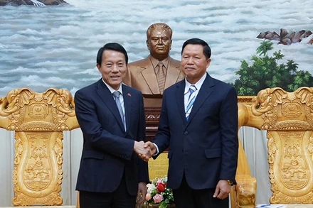 Bộ trưởng Công an Lương Tam Quang gặp song phương Bộ trưởng Công an Lào Vanthong Kongmany. (Ảnh: CTV)