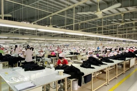 Công nhân lao động may mặc quần áo tại Công ty TNHH Panko Via. 