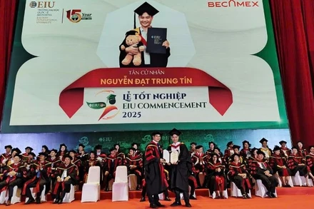 Tiến sĩ Ngô Minh Đức, Hiệu trưởng Trường Đại học Quốc tế Miền Đông (bên trái) trao Bằng tốt nghiệp đại học cho các tân cử nhân.