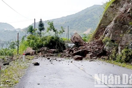 Nhiều vị trí trên tuyến Quốc lộ 4C, tỉnh Hà Giang thường xuyên xảy ra sạt lở đất, đá. 