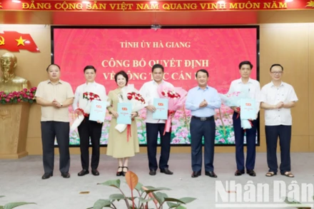 Các đồng chí lãnh đạo tỉnh Hà Giang trao quyết định, tặng hoa chúc mừng các đồng chí được phân công giữ chức danh Chủ tịch, Phó Chủ tịch Mặt trận Tổ quốc Việt Nam tỉnh Hà Giang.