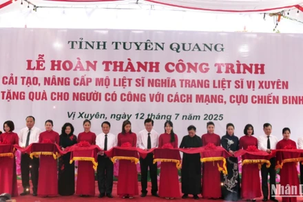 Nguyên Chủ tịch nước Trương Tấn Sang tham gia nghi thức cắt băng khánh thành dự án cải tạo, nâng cấp mộ liệt sĩ tại Nghĩa trang liệt sĩ Vị Xuyên.