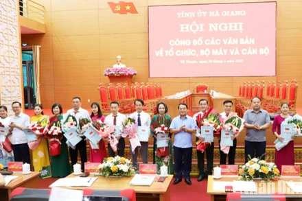 Lãnh đạo tỉnh Hà Giang trao quyết định phân công nhiệm vụ và chỉ định các đồng chí tham gia Ban Chấp hành, Ban Thường vụ Đảng bộ xã Vị Xuyên.