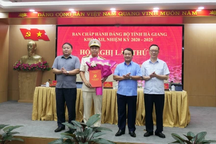 Các đồng chí lãnh đạo tỉnh Hà Giang trao quyết định và tặng hoa chúc mừng Đại tá Nguyễn Đức Thuận, Giám đốc Công an tỉnh Hà Giang.