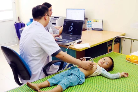 Các bác sĩ khám sàng lọc bệnh tim cho trẻ tại Bệnh viện đa khoa Hà Giang. 