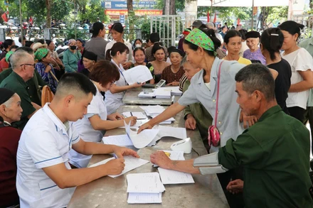 Sở Y tế tỉnh Tuyên Quang tổ chức khám sức khỏe miễn phí cho người dân xã vùng cao Phú Linh.