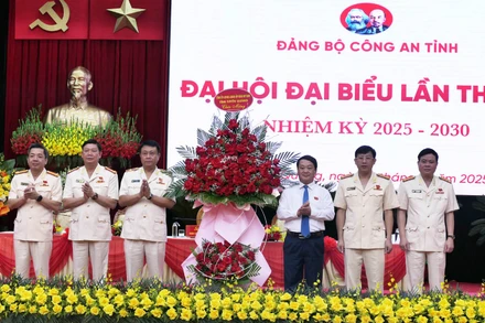 Đồng chí Hầu A Lềnh, Bí thư Tỉnh ủy Tuyên Quang tặng hoa chúc mừng đại hội.