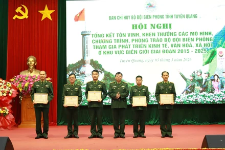 Lãnh đạo Ban Chỉ huy Bộ đội Biên phòng Tuyên Quang trao giấy khen cho các tập thể tiêu biểu.