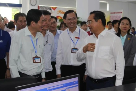 Chủ tịch Ủy ban nhân dân Thành phố Hồ Chí Minh Nguyễn Văn Được kiểm tra hoạt động tại Trung tâm phục vụ hành chính công phường Dĩ An. 