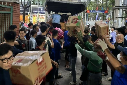 Bốc xếp hàng hóa thiết yếu lên xe để hỗ trợ bà con bị ảnh hưởng bão lũ ở tỉnh Đắk Lắk.