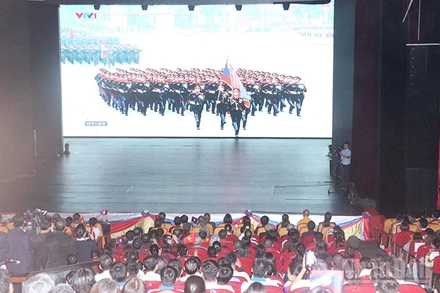 Các đại biểu Việt Nam và Lào vui mừng khi chứng kiến khối Quân đội nhân dân Lào tham gia diễu binh kỷ niệm 80 năm Quốc khánh Việt Nam 2/9. (Ảnh: HẢI TIẾN)