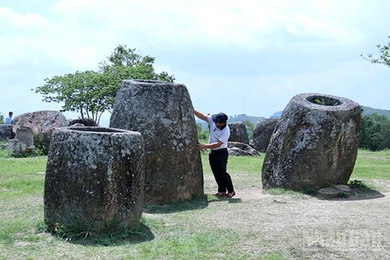 Du khách tham quan Cánh đồng Chum tại tỉnh Xiengkhouang của Lào, địa danh được UNESCO công nhận là Di sản văn hóa thế giới. (Ảnh: TRỊNH DŨNG)