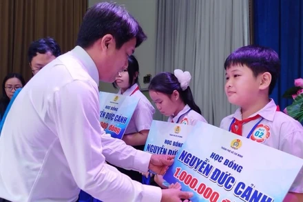 Đồng chí Bùi Thanh Nhân, Ủy viên Thường vụ Thành ủy, Phó Chủ tịch Ủy ban Mặt trận Tổ quốc Việt Nam Thành phố, Chủ tịch Liên đoàn Lao động Thành phố Hồ Chí Minh trao học bổng cho học sinh. 