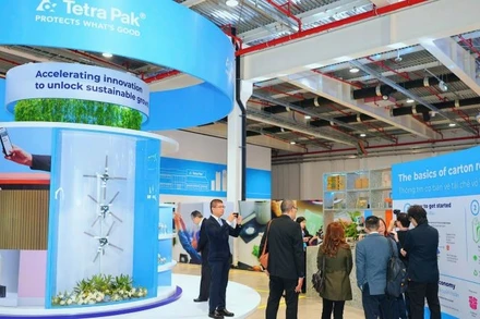 Các đại biểu tham quan Nhà máy sản xuất bao bì tiệt trùng Tetra Pak Bình Dương. 