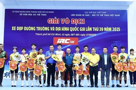 Ban tổ chức tặng hoa và trao cờ cho đại diện các đội tham dự giải. 