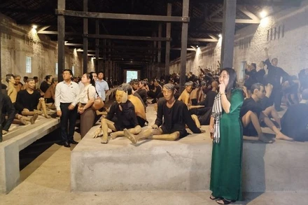 Ban Văn hóa-Xã hội Hội đồng nhân dân Thành phố Hồ Chí Minh khảo sát Khu nhà giam C tại Khu di tích Nhà tù Phú Lợi. 