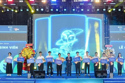 Lãnh đạo Trường đại học Quốc tế Miền Đông trao học bổng chuyến kiến tập tại Singapore cho các tân sinh viên xuất sắc.