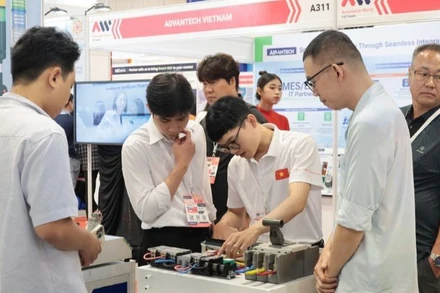 Các sản phẩm tự động hóa của doanh nghiệp tại triển lãm. 