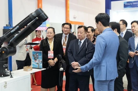 Các đại biểu tham quan các gian hàng tại Triển lãm tự động hóa Thế giới Việt Nam.