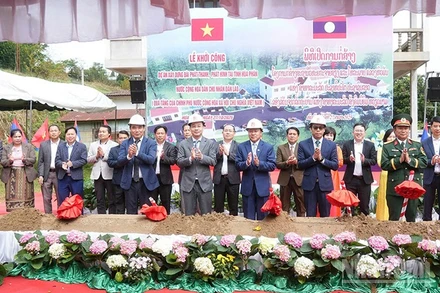 Các đại biểu làm lễ động thổ khởi công dự án. (Ảnh: DUY TOÀN)