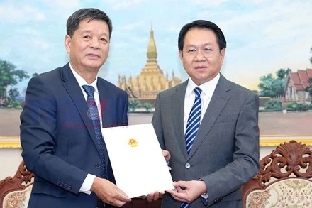 Tổng Lãnh sự Vũ Ngọc Lý (bìa trái) trình Thư ủy nhiệm lãnh sự lên Bộ Ngoại giao Lào. (Ảnh: Cộng tác viên)