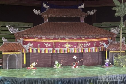 Một trong những tiết mục múa rối nước đặc sắc tại buổi biểu diễn. (Ảnh: DUY TOÀN)