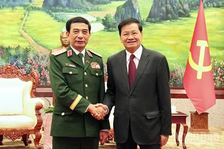 Đại tướng Phan Văn Giang chào xã giao Tổng Bí thư, Chủ tịch nước Lào Thongloun Sisoulith. (Ảnh: TRỊNH DŨNG)