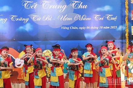 Tiết mục văn nghệ do các cháu thiếu nhi trình diễn. (Ảnh: DUY TOÀN)