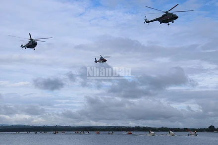 Trực thăng và thuyền máy tham gia diễn tập tìm kiếm, cứu hộ và giúp đỡ người gặp nạn do lũ lụt. (Ảnh: TRỊNH DŨNG)