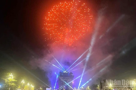 Màn bắn pháo hoa đặc sắc đón chào năm mới 2026 tại thủ đô Vientiane. (Ảnh: DUY TOÀN)